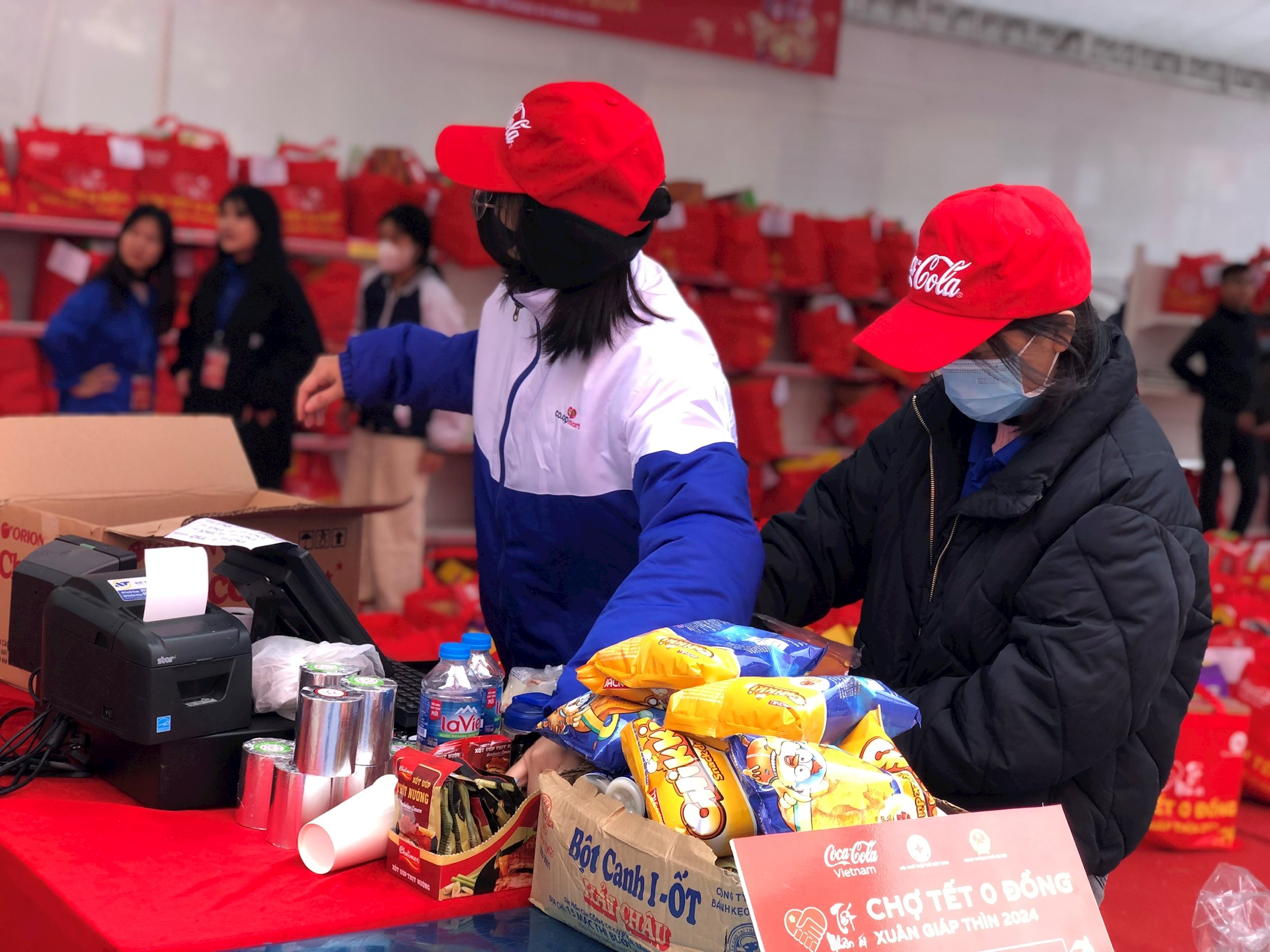 5-nhan-vien-sieu-thi-co-opmart-ho-tro-nguoi-dan-lua-chon-nhu-yeu-pham-phu-hop-cho-du-600.000-vnd-moi-tui-qua..jpg