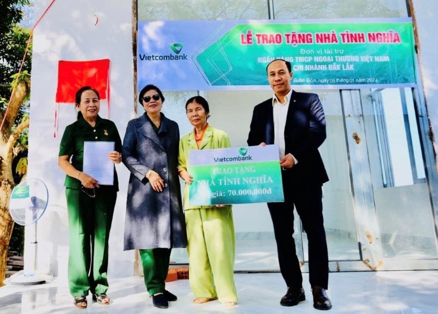 4.-vcb_tang-nha-nguoi-ngheo_daklak.jpg