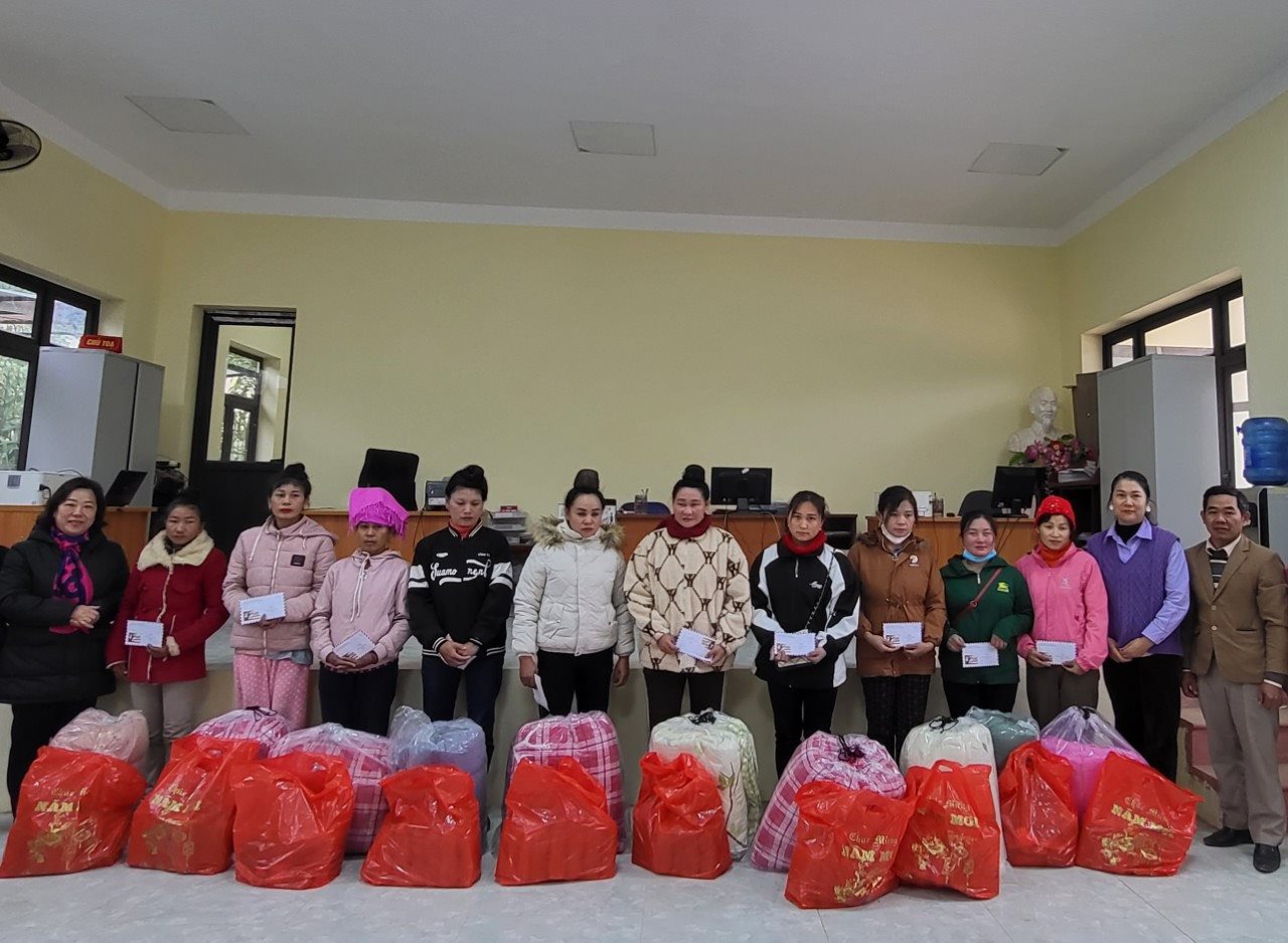 hoi-lhpn-db-phoi-hop-voi-tt-bao-tnmt-trao-30-suat-qua-cho-phu-nu-ngheo-tai-xa-muong-muon-huyen-muong-cha.jpg