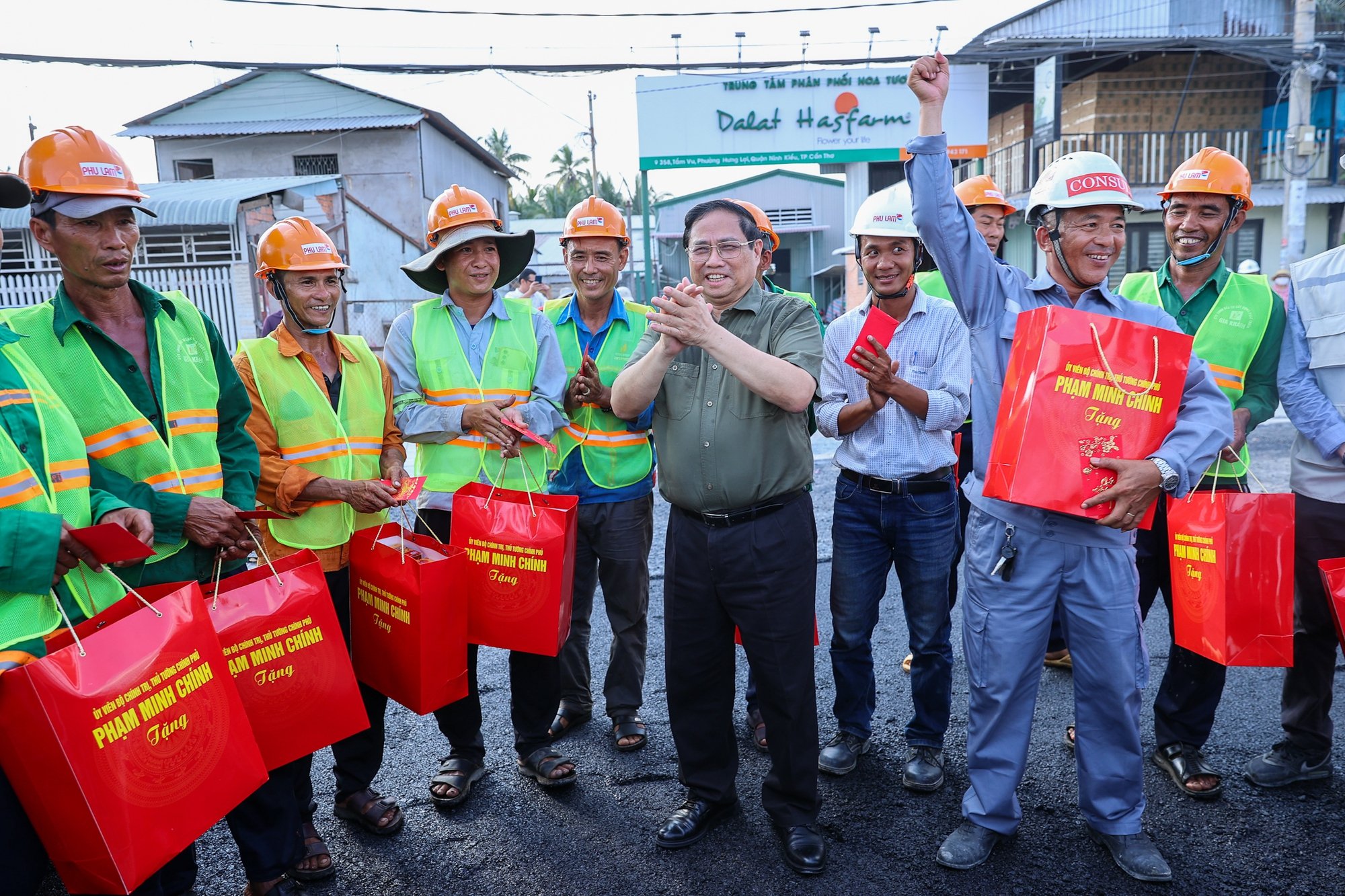 Thủ tướng thăm, tặng quà Tết công nhân, chiến sĩ công an, quân đội- Ảnh 5.