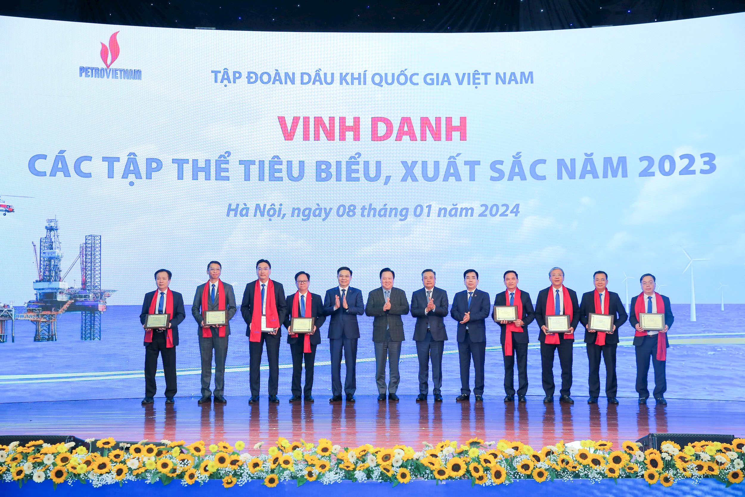 1.-vinh-danh-hoi-nghi-tk-pvn-2023.jpg