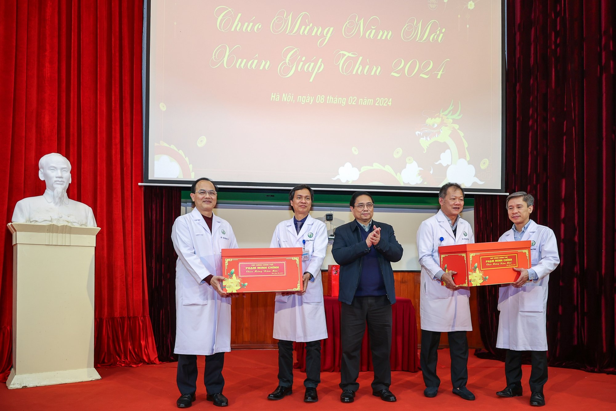 Thủ tướng Phạm Minh Chính thăm, chúc Tết, động viên cán bộ, bác sĩ và bệnh nhân các bệnh viện tại Hà Nội- Ảnh 4.
