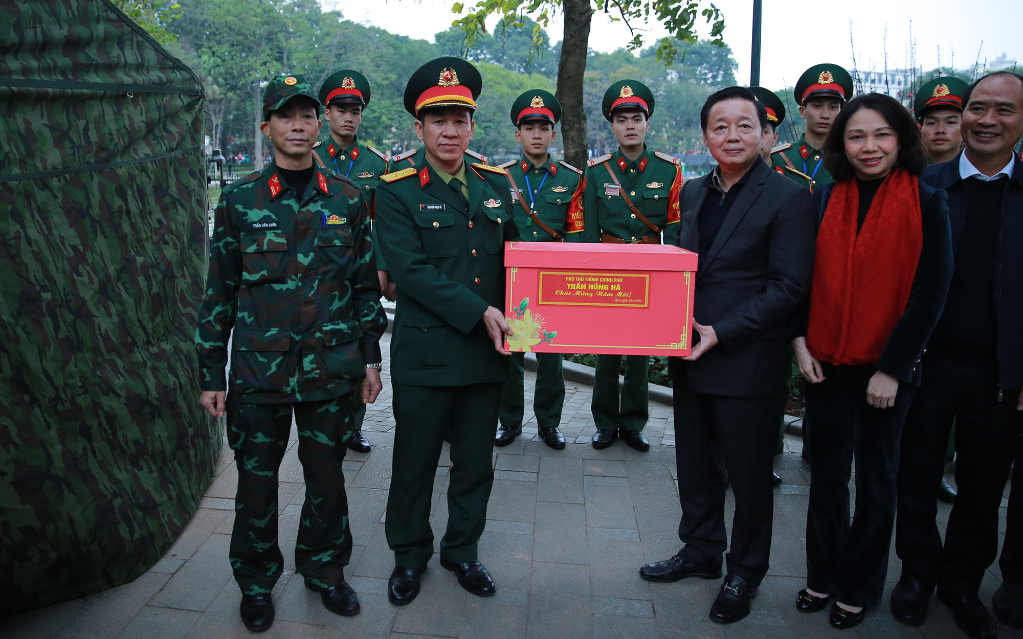 Phó Thủ tướng Trần Hồng Hà thăm, chúc Tết một số đơn vị ở Hà Nội- Ảnh 17.