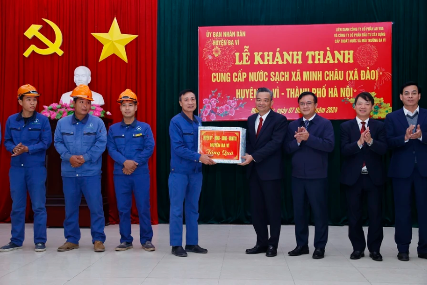lanh-dao-huyen-tang-qua-cho-dv-thi-cong-duong-ong-nuoc-sach.png