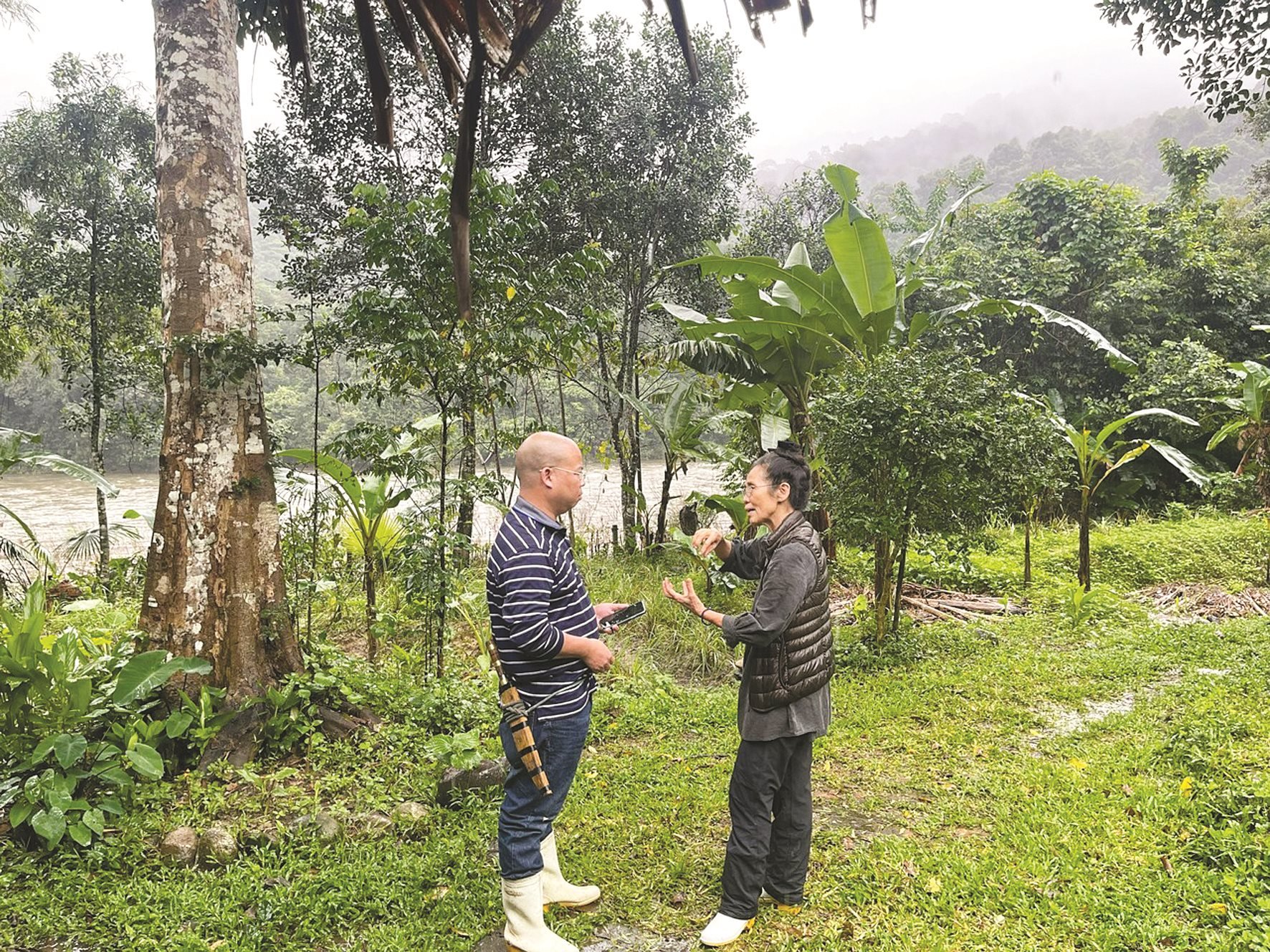 ba-lanh-va-pv-bao-tn-mt-o-dau-nguon-song-ngan-pho.jpg