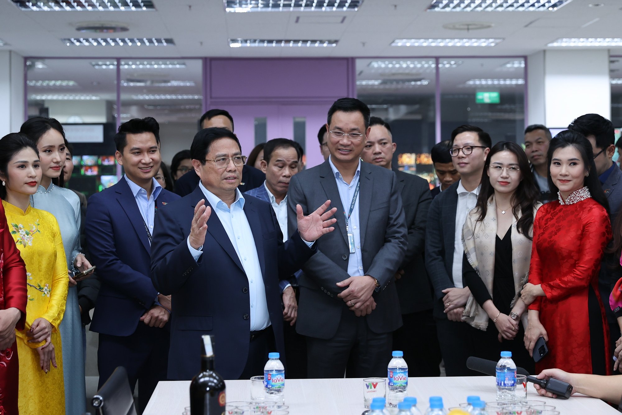 Thủ tướng kiểm tra công tác ứng trực, bảo đảm thông tin tại 3 cơ quan thông tấn, báo chí chủ lực- Ảnh 8.