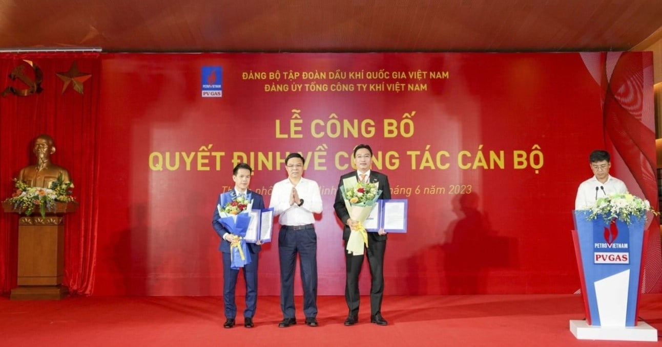 cdn-petrotimes.mastercms.vn-stores-news_dataimages-2024-022024-09-14-_ong-nguyn-thanh-binh-va-ong-phm-van-phong-nhn-quyt-dnh-cong-tac-can-b20240209144124.jpg