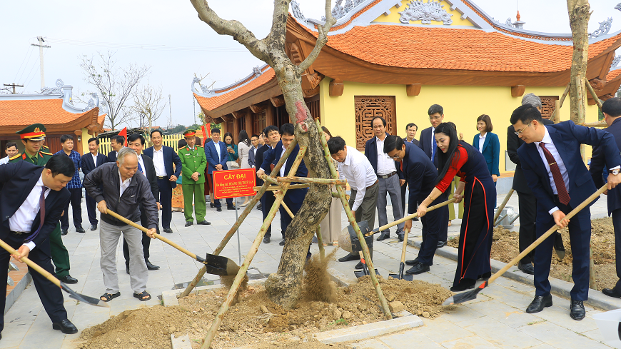 bi-thu-tinh-uy-hoang-thi-thuy-lan-va-cac-dai-bieu-trong-cay-trong-khuon-vien-den-tho-liet-sy-nguyen-thai-hoc.png
