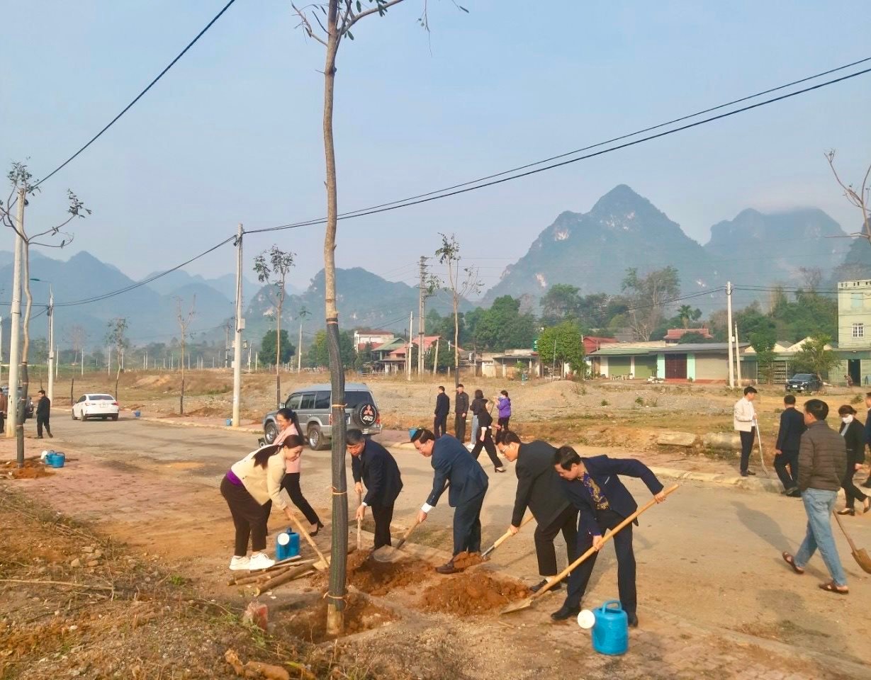 cac-dong-chi-lanh-dao-huyen-quynh-nhai-tham-gia-trong-cay-xanh-dau-xuan-nam-moi-2024.jpg