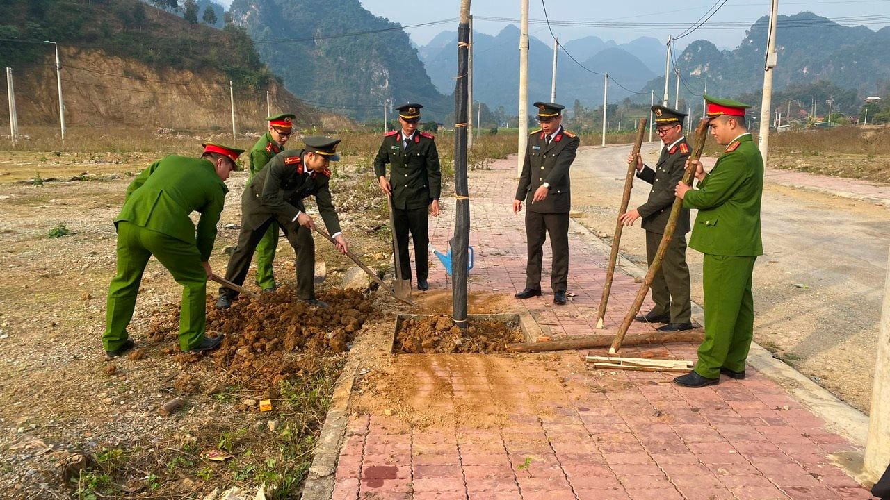 cong-an-huyen-quynh-nhai-huong-ung-tham-gia-trong-cay-xanh-dau-xuan-nam-moi.jpg