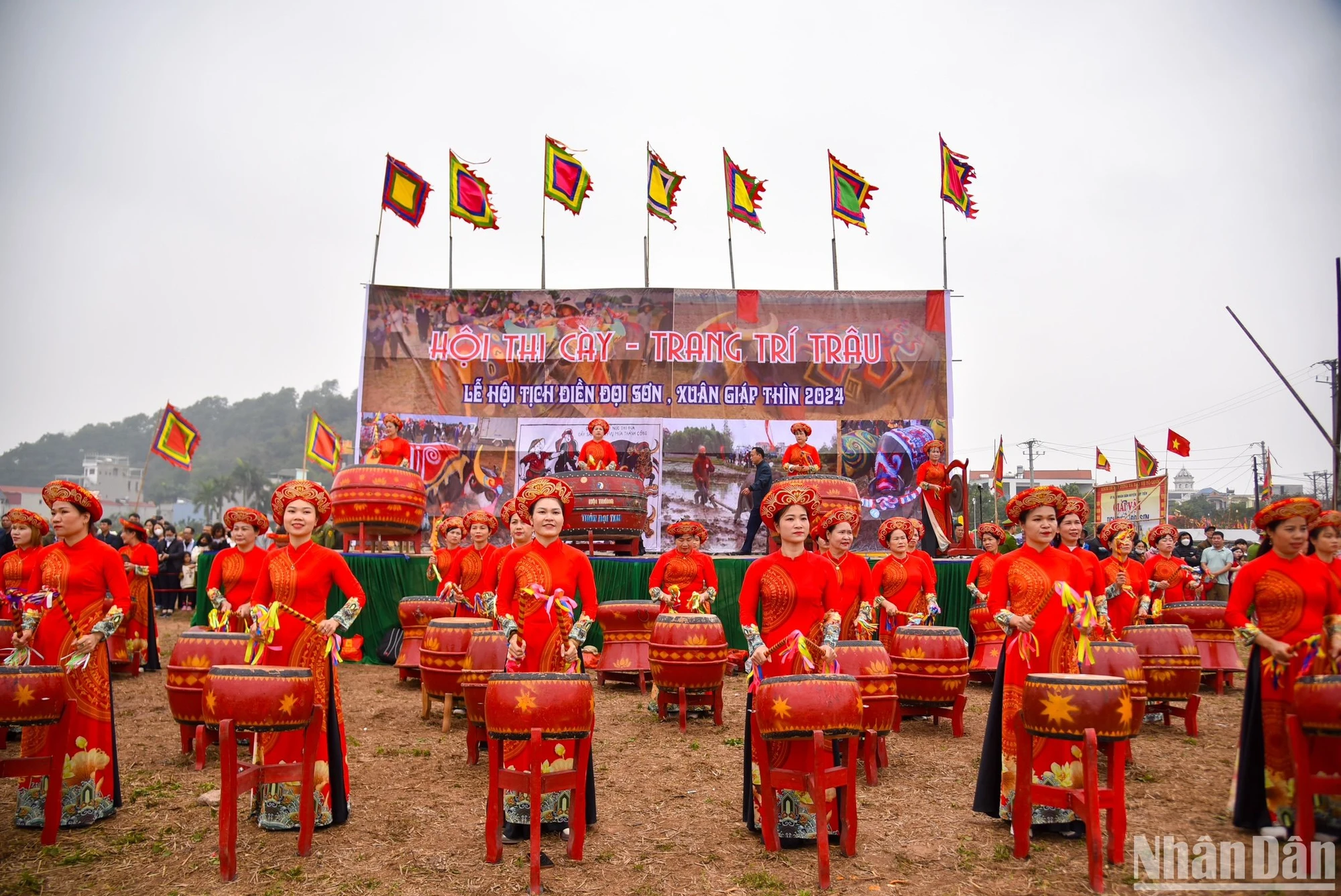 [Ảnh] Tái hiện hình ảnh Nhà Vua xuống ruộng đi cày trong Lễ hội Tịnh điền Đọi Sơn 2024 ảnh 4
