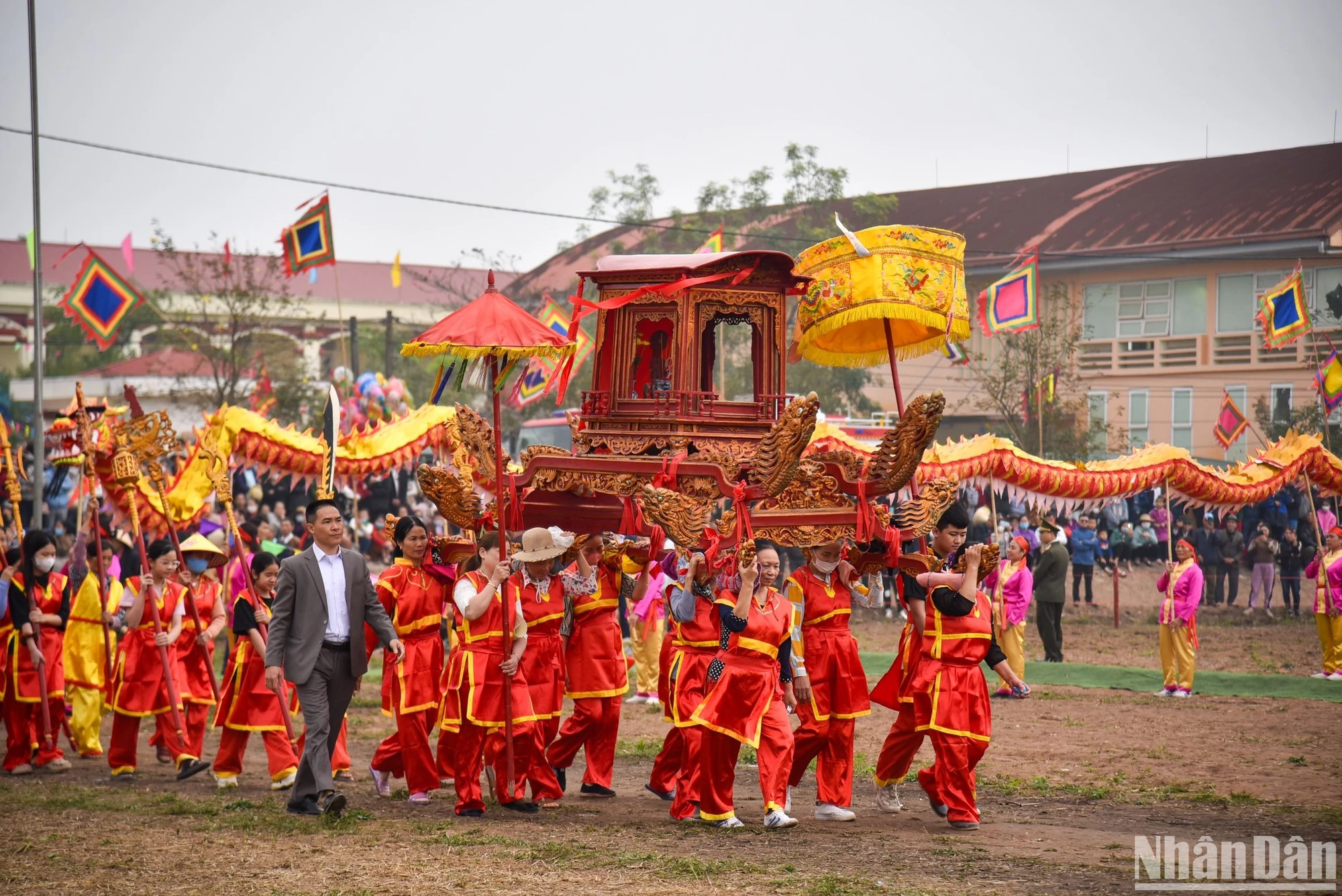 [Ảnh] Tái hiện hình ảnh Nhà Vua xuống ruộng đi cày trong Lễ hội Tịnh điền Đọi Sơn 2024 ảnh 3