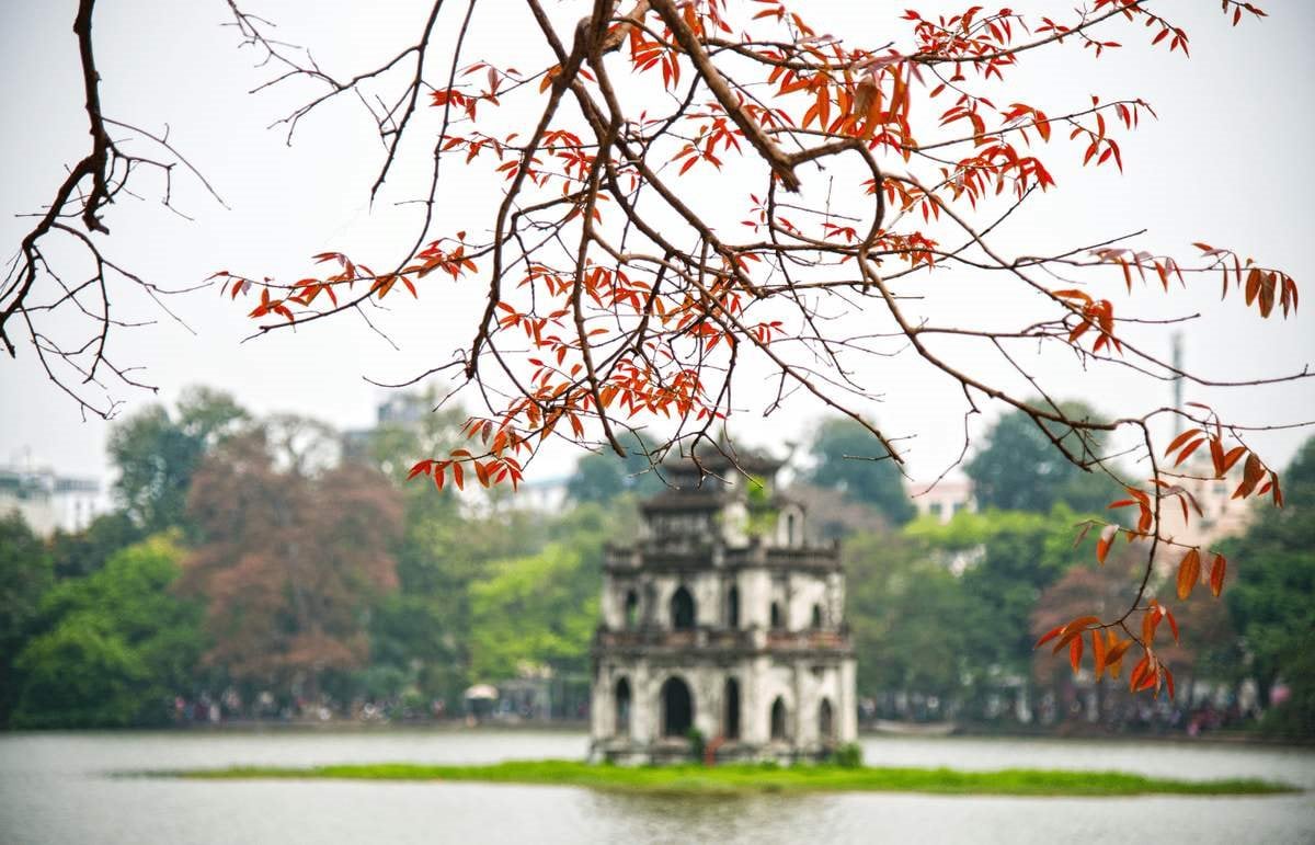 dao-buoc-quanh-ho-hoan-kiem-kham-pha-vien-ngoc-sang-cua-thu-do-01-1639495938.png