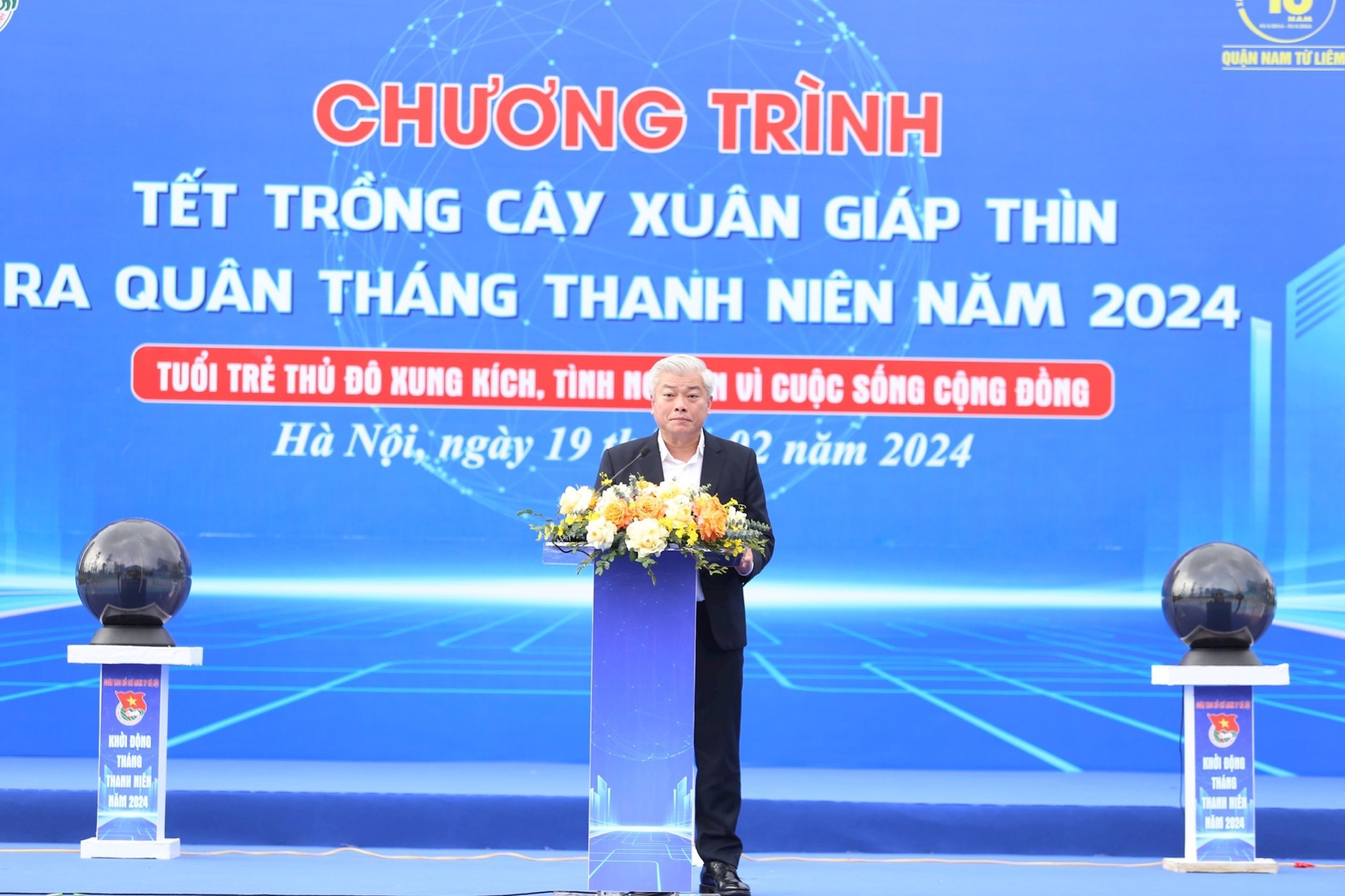 chu-tich-ubnd-quan-nam-tu-liem-mai-trong-thai-phat-dong-tet-trong-cay-xuan-giap-thin-nam-2024-tren-dia-ban-quan..jpg