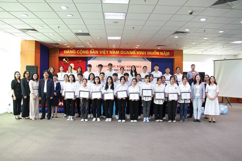 quy-hoc-bong-thap-sang-niem-tin-lan-toa-gia-tri-nhan-van-20240227094603.jpg