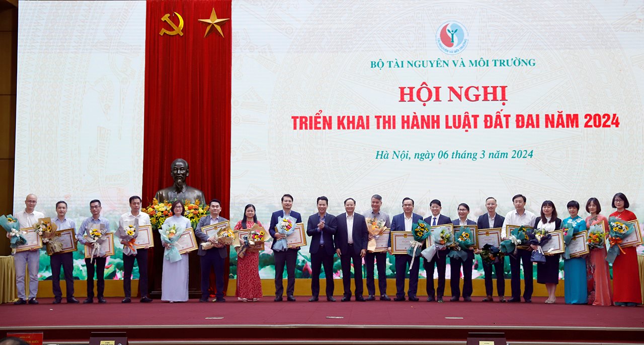 small_20240306-bo-truong-chu-tri-trien-khai-luat-dat-dai-12.jpg
