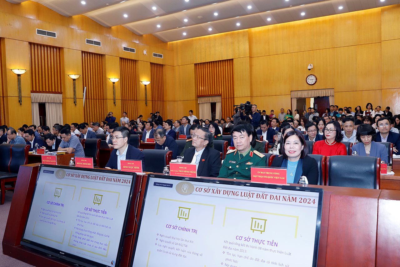 small_20240306-bo-truong-chu-tri-trien-khai-luat-dat-dai-5.jpg