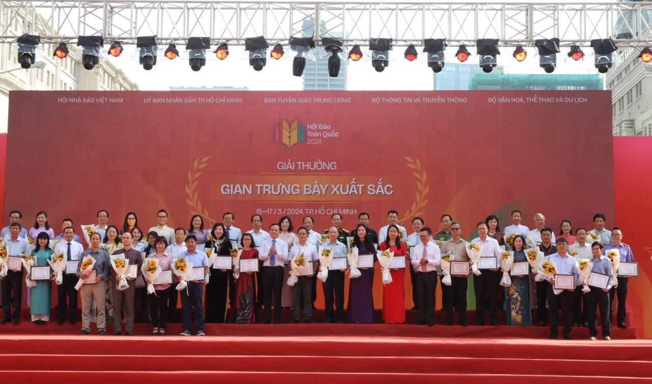 gian-trung-bay-bao-tet.jpg