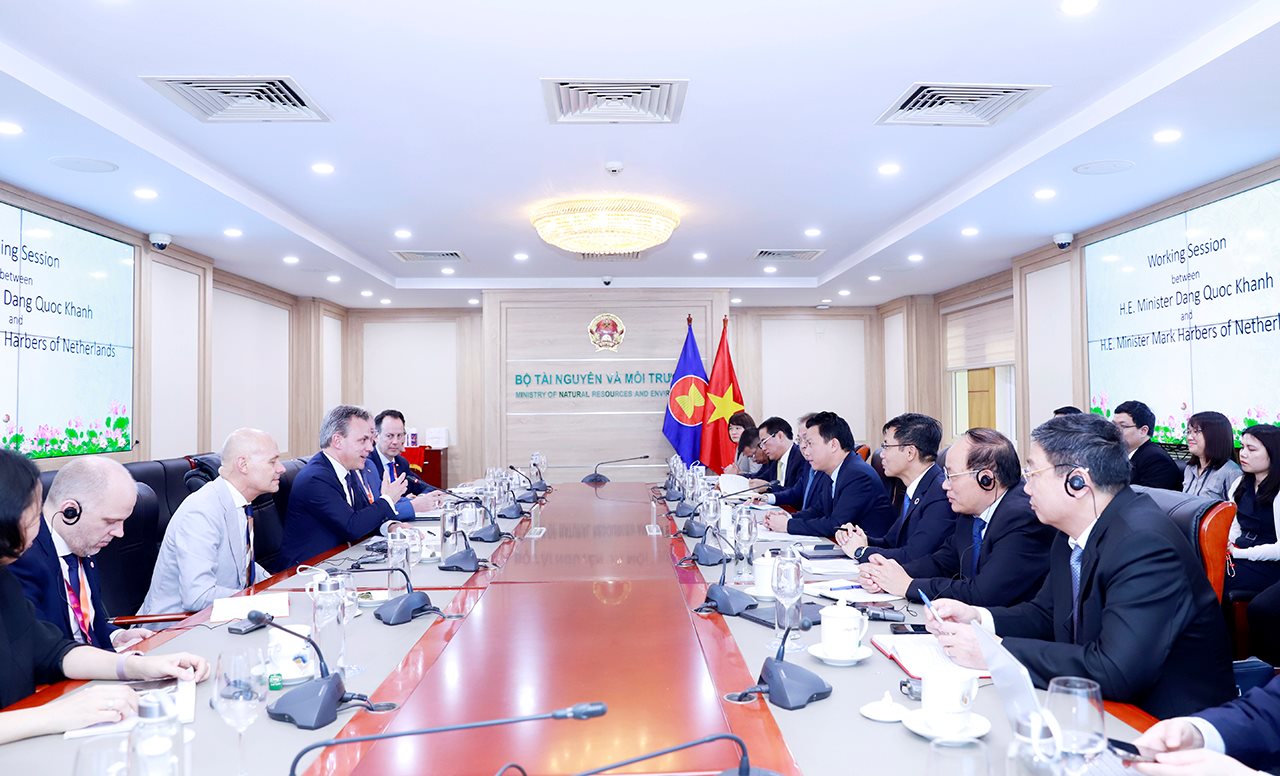 small_20240318-bo-truong-hop-song-phuong-voi-bt-ha-lan-(1).jpg