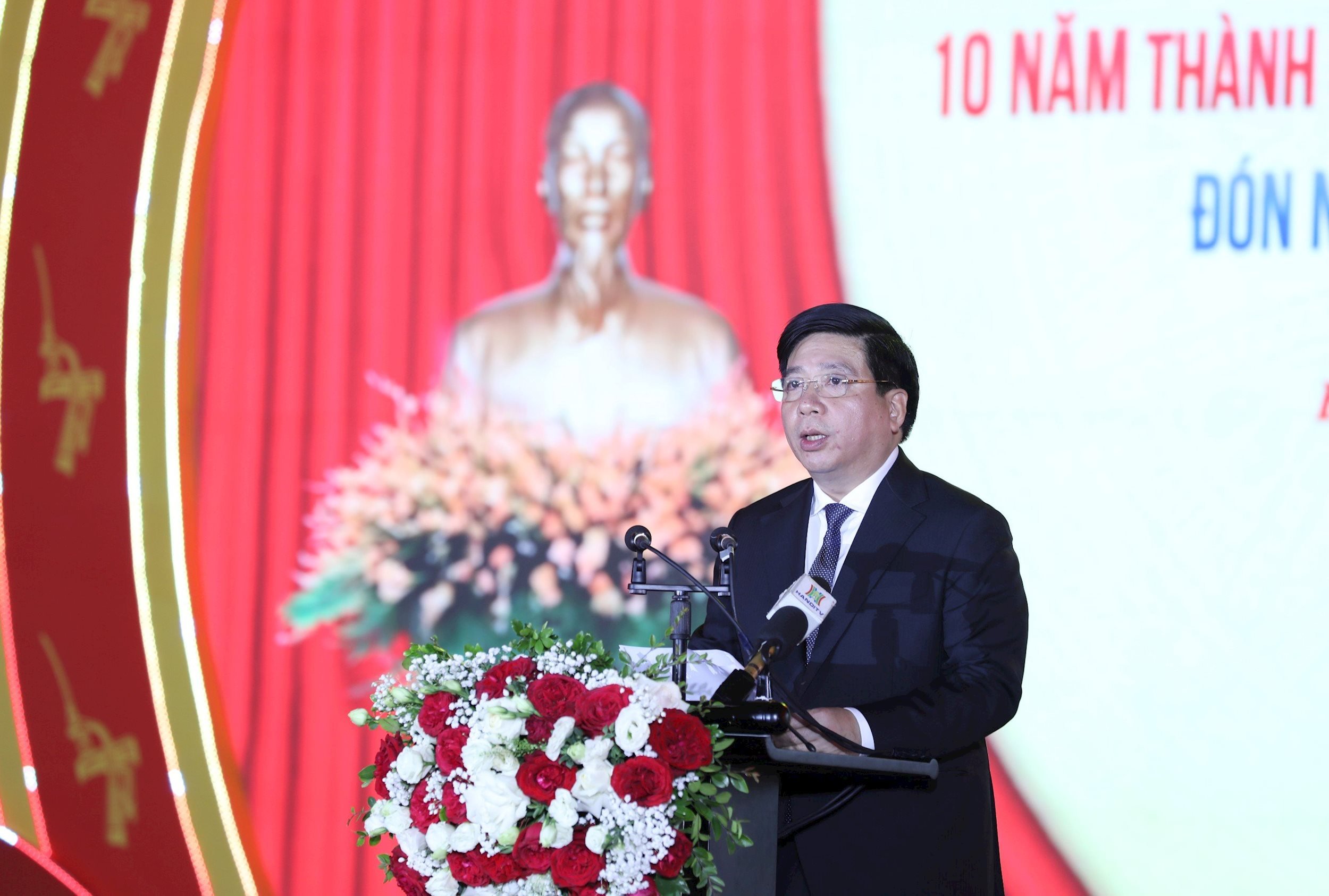 dc-nguyen-huu-tuyen-pho-bi-thu-quan-uy-chu-tich-ubnd-quan-bac-tu-liem-trinh-bay-dien-van-ky-niem-10-nam-thanh-lap-quan..jpg