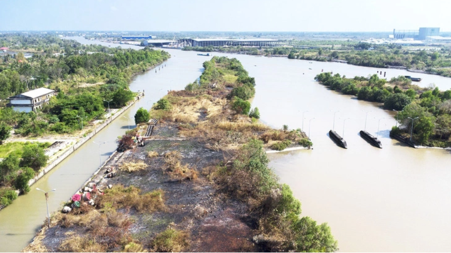 au-thuyen-tac-thu-ca-mau-la-mot-cong-trinh-huong-den-muc-tieu-dan-nuoc-ve-ban-dao-ca-mau-nhung-bi-bo-hoang-nay-se-khoi-dong-lai-anh-t.huyen.png