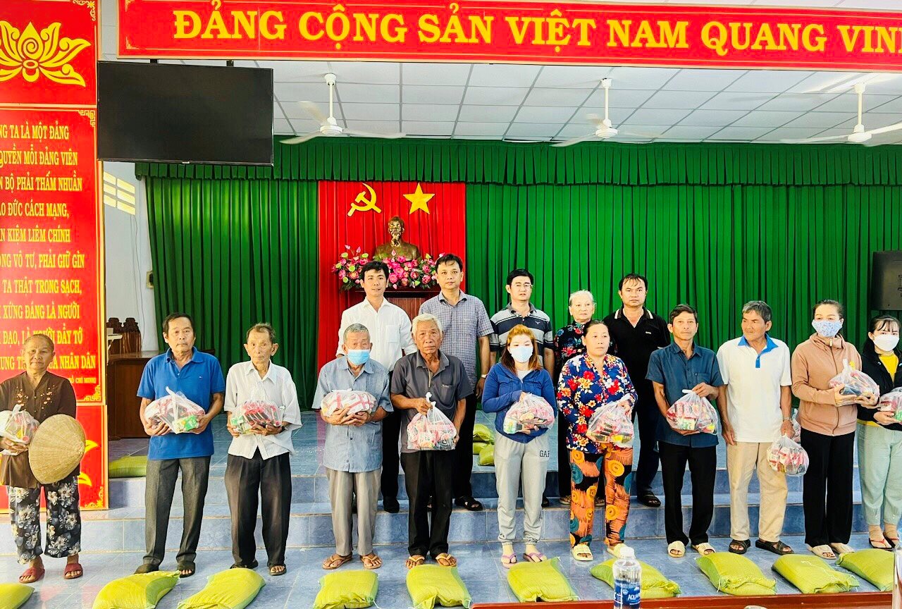 trao-qua-cho-nguoi-dan.jpg