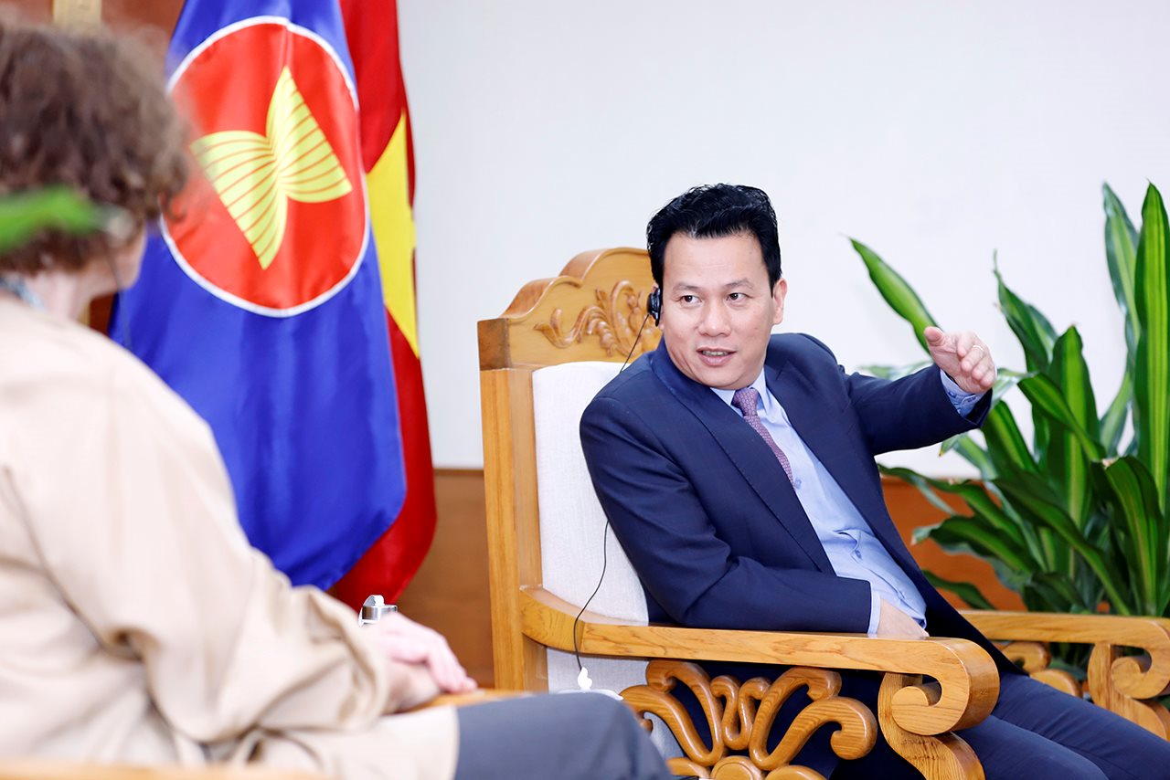 small_20240329-bo-truong-tiep-wb-1.jpg