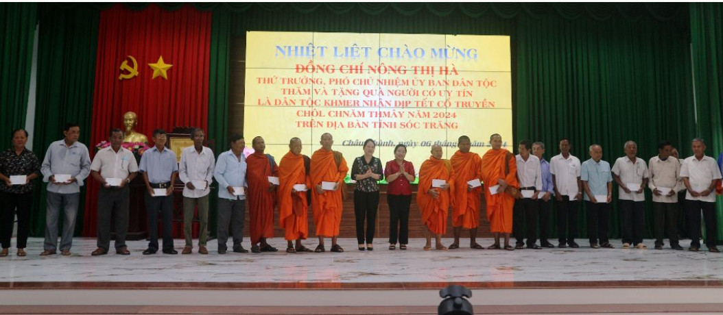 thu-truong-pho-chu-nhiem-nong-thi-ha-cung-doan-cong-tac-da-trao-100-phan-qua-cho-cac-vi-hoa-thuong-thuong-toa-su-sai-nguoi-co-uy-tin.png