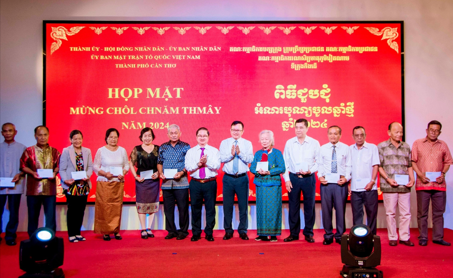 10.-chu-tich-ubnd-thanh-pho-can-tho-tran-viet-truong-va-chu-tich-uy-ban-mttq-viet-nam-tp.-can-tho-trao-qua-mung-chol-chnam-thmay-nam-2024-den-cac-vi-huu-tri-la-dan-toc-khmer.png