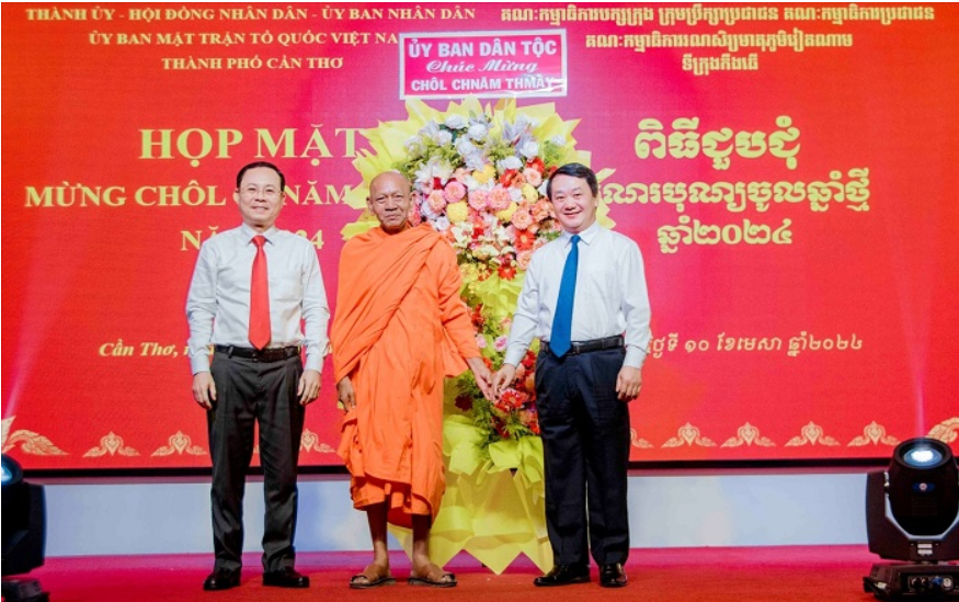 5.-bo-truong-chu-nhiem-uy-ban-dan-toc-hau-a-lenh-tang-hoa-chuc-mung-tet-co-truyen-dong-bao-khmer-tp.-can-tho-den-hoa-thuong-dao-nhu-va-ong-nguyen-van-hieu-bi-thu-thanh-uy-tp.-can-tho.png
