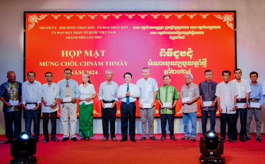 7.-bo-truong-chu-nhiem-hau-a-lenh-da-trao-nhung-phan-qua-y-nghia-mung-tet-chol-chnam-thmay-den-nguoi-co-uy-tin-trong-vung-dong-bao-dan-toc-khmer-tren-dai-ban-tp.-can-tho.png
