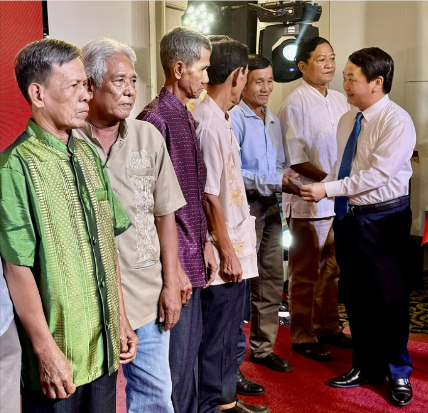 8.-bo-truong-chu-nhiem-hau-a-lenh-tham-hoi-tang-qua-nguoi-co-uy-tin-dan-toc-khmer-tren-dai-ban-tp.-can-tho-tai-buoi-hop-mat.png