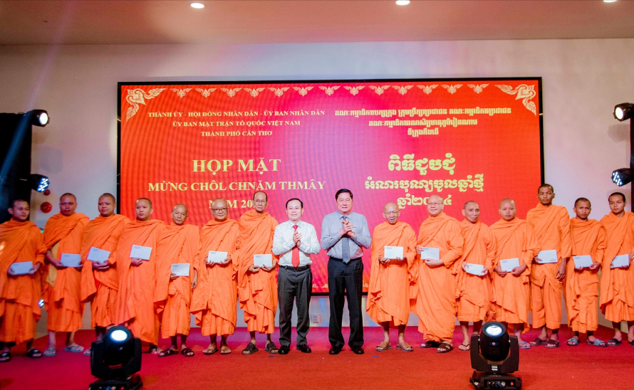 9.-bi-thu-thanh-uy-tp.-can-tho-nguyen-van-hieu-ben-trai-va-ong-pham-van-hieu-pho-bi-thu-thuong-truc-chu-tich-hdnd-tp.-can-tho-trao-qua-mung-chol-chnam-thmay-den-cac-vi-chuc-sac-khmer.png