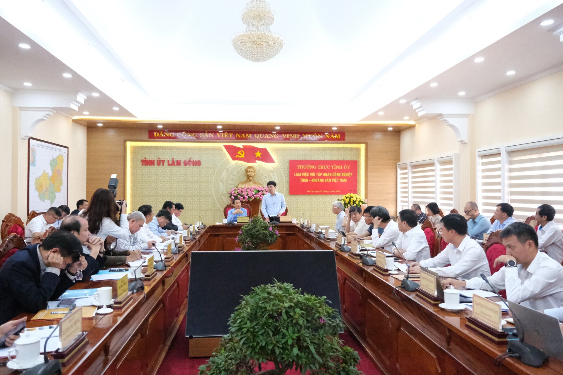 lanh-dao-tap-doan-cong-nghiep-than-khoang-san-viet-nam-lam-viec-voi-tinh-uy-lam-dong_6619460ac2169.jpg