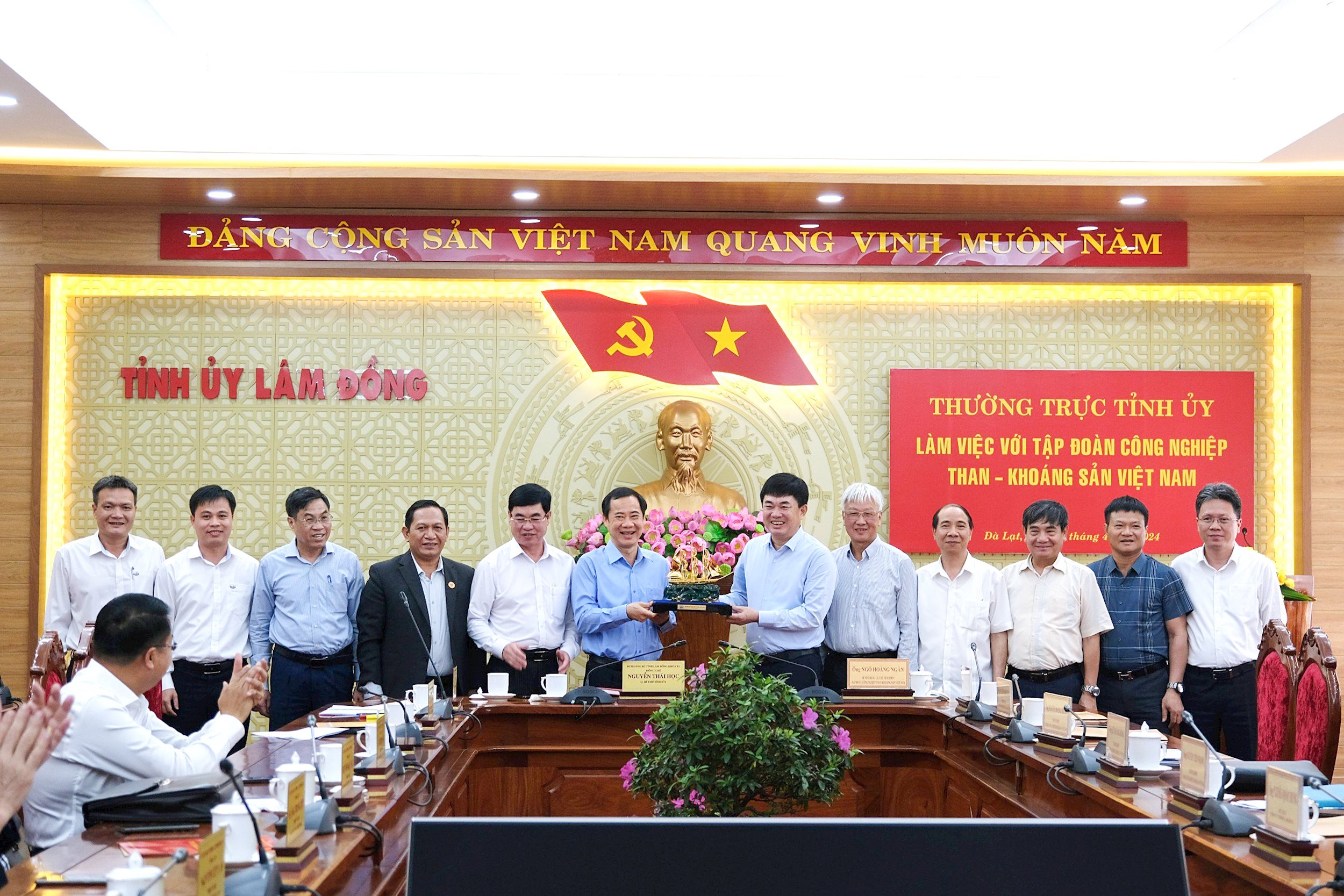 lanh-dao-tkv-tang-qua-luu-niem-cho-lanh-dao-tinh-lam-dong.jpg