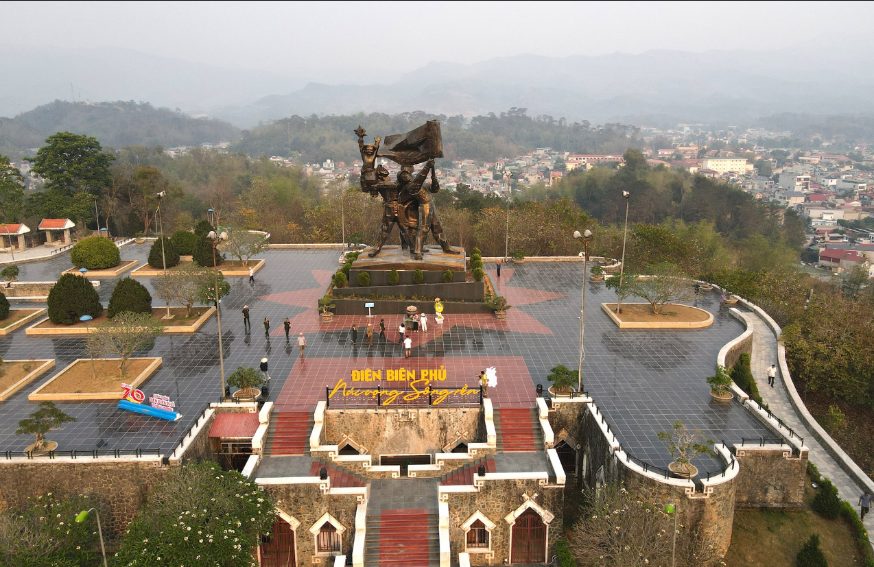 2.-tuong-dai-chien-thang-dien-bien-phu.png