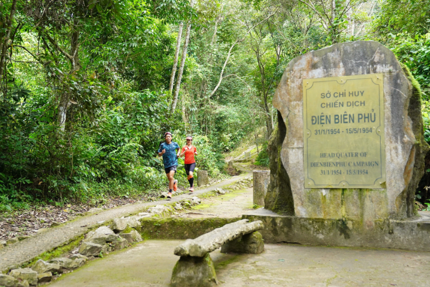 3.-di-tich-so-chi-huy-chien-dich-dien-bien-phu-1-trong-cac-diem-di-qua-cua-giai-chay-marathon.png