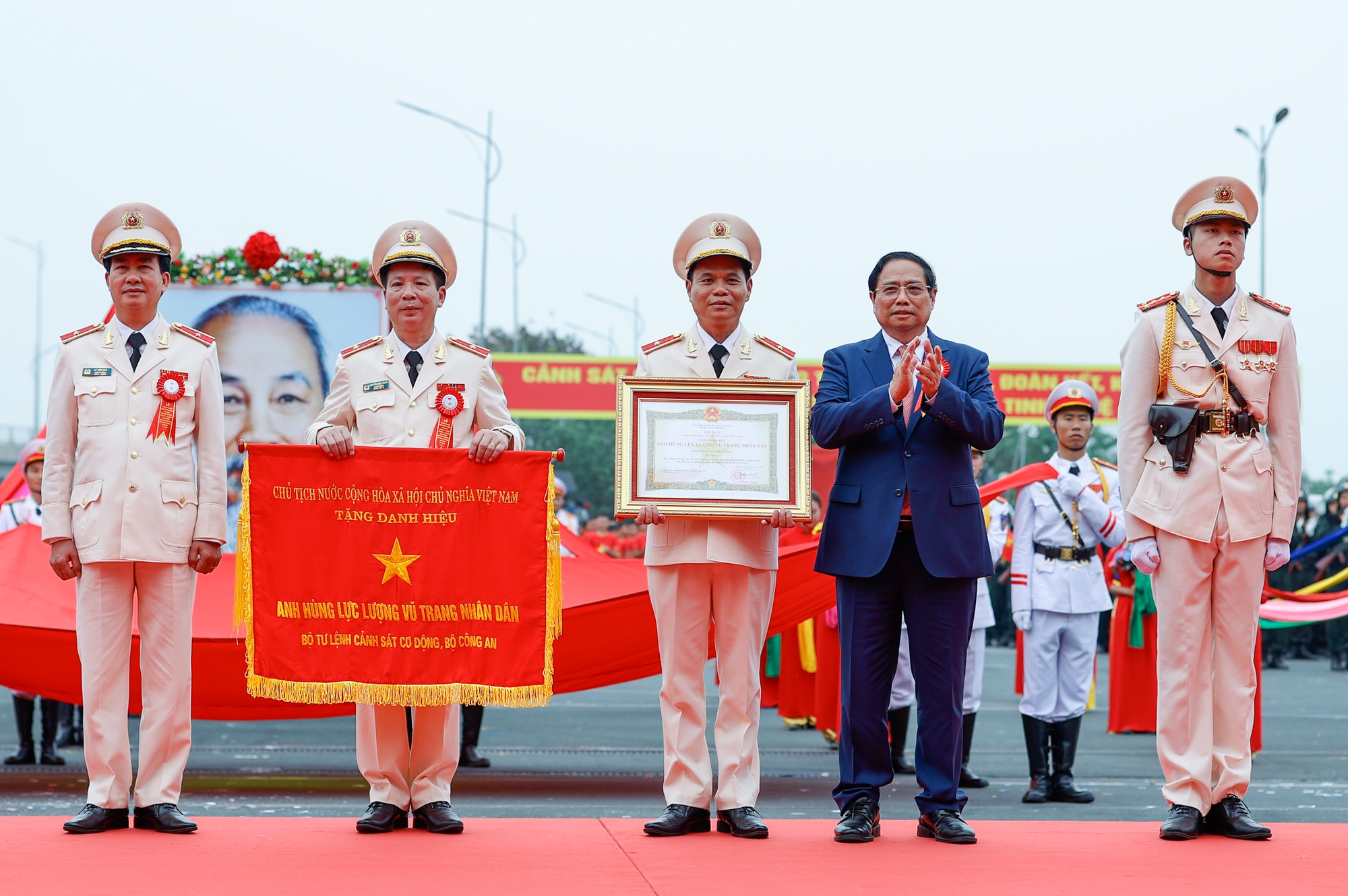 Thủ tướng: Xây dựng lực lượng Cảnh sát cơ động trong sạch, vững mạnh, chính quy, tinh nhuệ, tiến thẳng lên hiện đại- Ảnh 5. Thủ tướng: Xây dựng lực lượng Cảnh sát cơ động trong sạch, vững mạnh, chính quy, tinh nhuệ, tiến thẳng lên hiện đại- Ảnh 5.