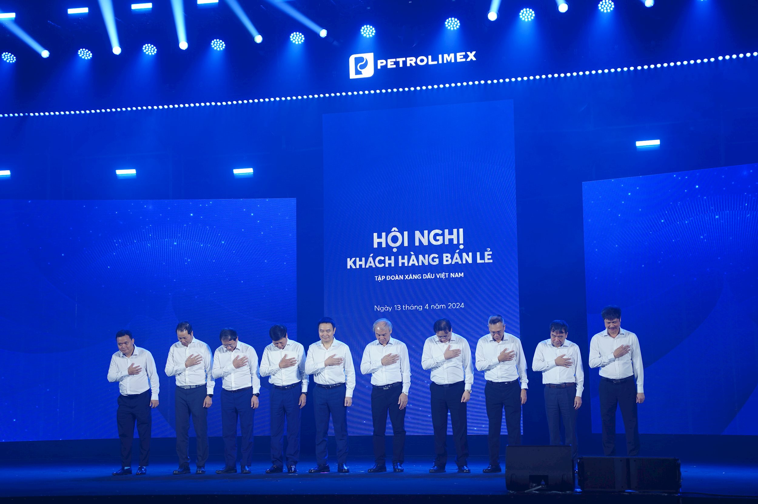 11-ban-lanh-dao-petrolimex-bay-to-su-tri-an-toi-khach-hang-va-khai-tiec.jpg.jpg