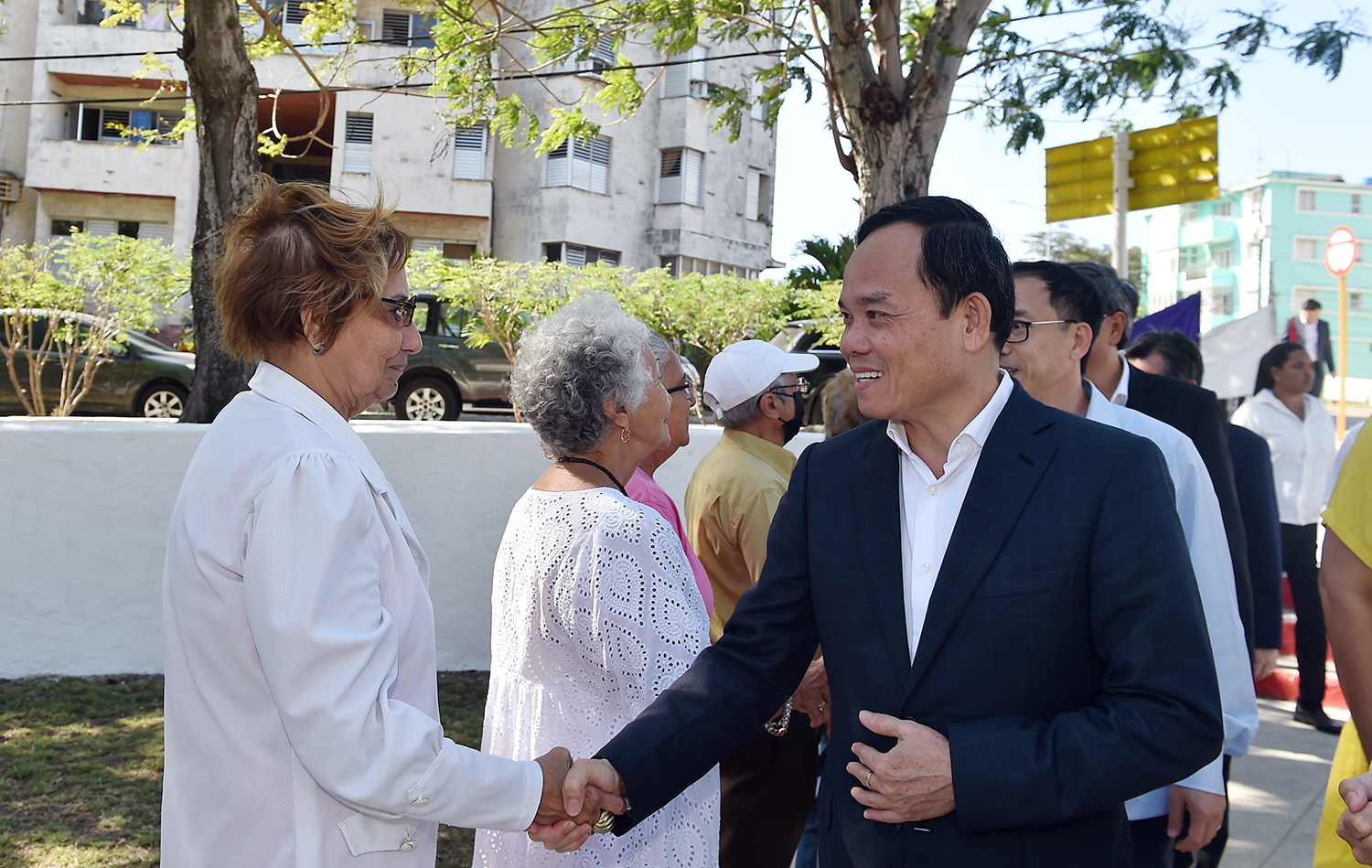 Phó Thủ tướng Trần Lưu Quang dâng hoa tưởng niệm Chủ tịch Hồ Chí Minh- Ảnh 2. Phó Thủ tướng Trần Lưu Quang dâng hoa tưởng niệm Chủ tịch Hồ Chí Minh- Ảnh 2.