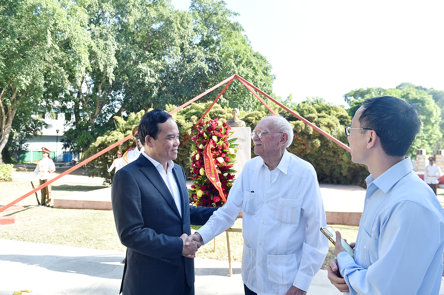 Phó Thủ tướng Trần Lưu Quang dâng hoa tưởng niệm Chủ tịch Hồ Chí Minh- Ảnh 3. Phó Thủ tướng Trần Lưu Quang dâng hoa tưởng niệm Chủ tịch Hồ Chí Minh- Ảnh 3.