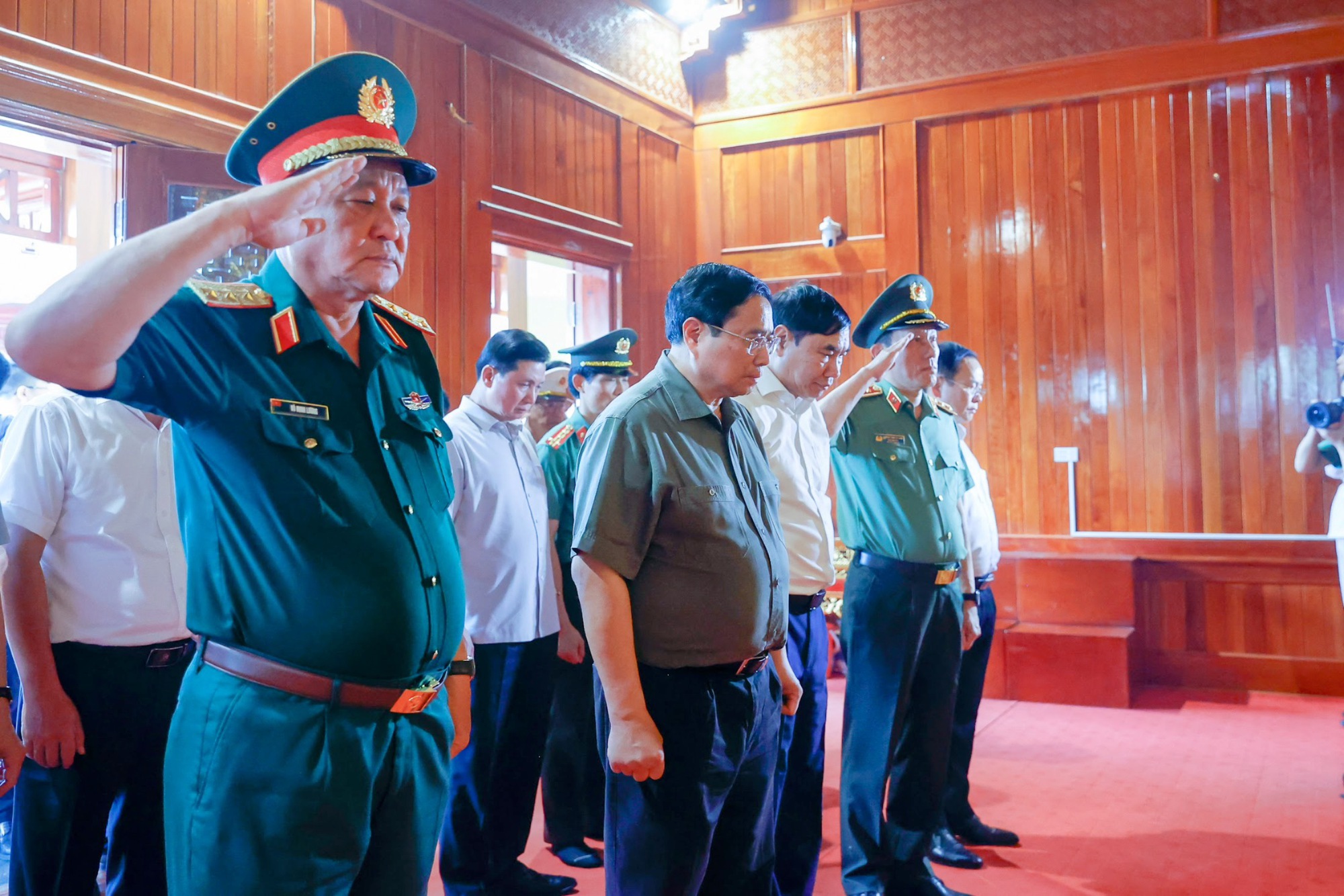 Thủ tướng Phạm Minh Chính dâng hương Đại tướng Võ Nguyên Giáp và tri ân những người làm nên Chiến thắng Điện Biên Phủ- Ảnh 2. Thủ tướng Phạm Minh Chính dâng hương Đại tướng Võ Nguyên Giáp và tri ân những người làm nên Chiến thắng Điện Biên Phủ- Ảnh 2.