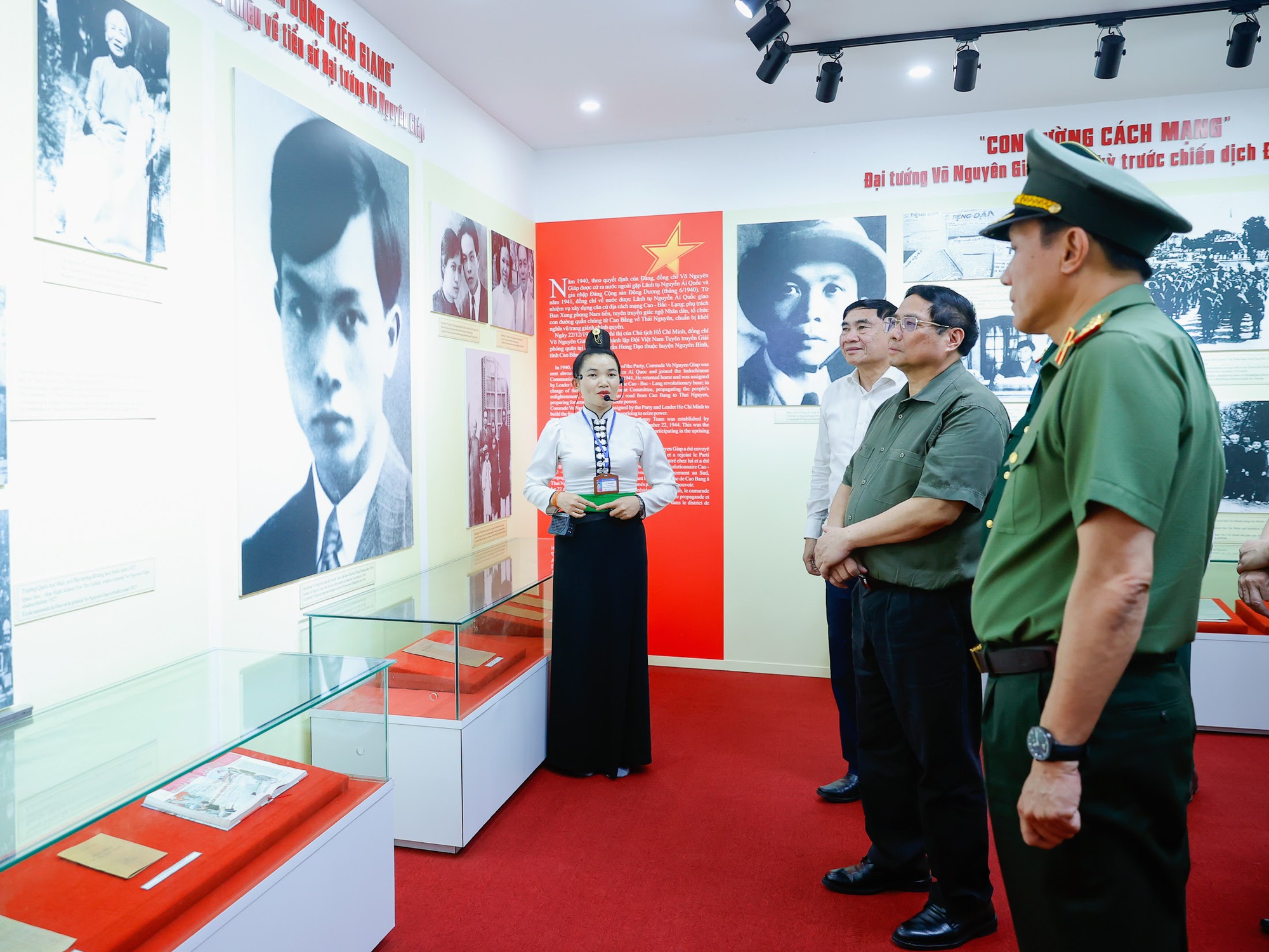 Thủ tướng Phạm Minh Chính dâng hương Đại tướng Võ Nguyên Giáp và tri ân những người làm nên Chiến thắng Điện Biên Phủ- Ảnh 3. Thủ tướng Phạm Minh Chính dâng hương Đại tướng Võ Nguyên Giáp và tri ân những người làm nên Chiến thắng Điện Biên Phủ- Ảnh 3.