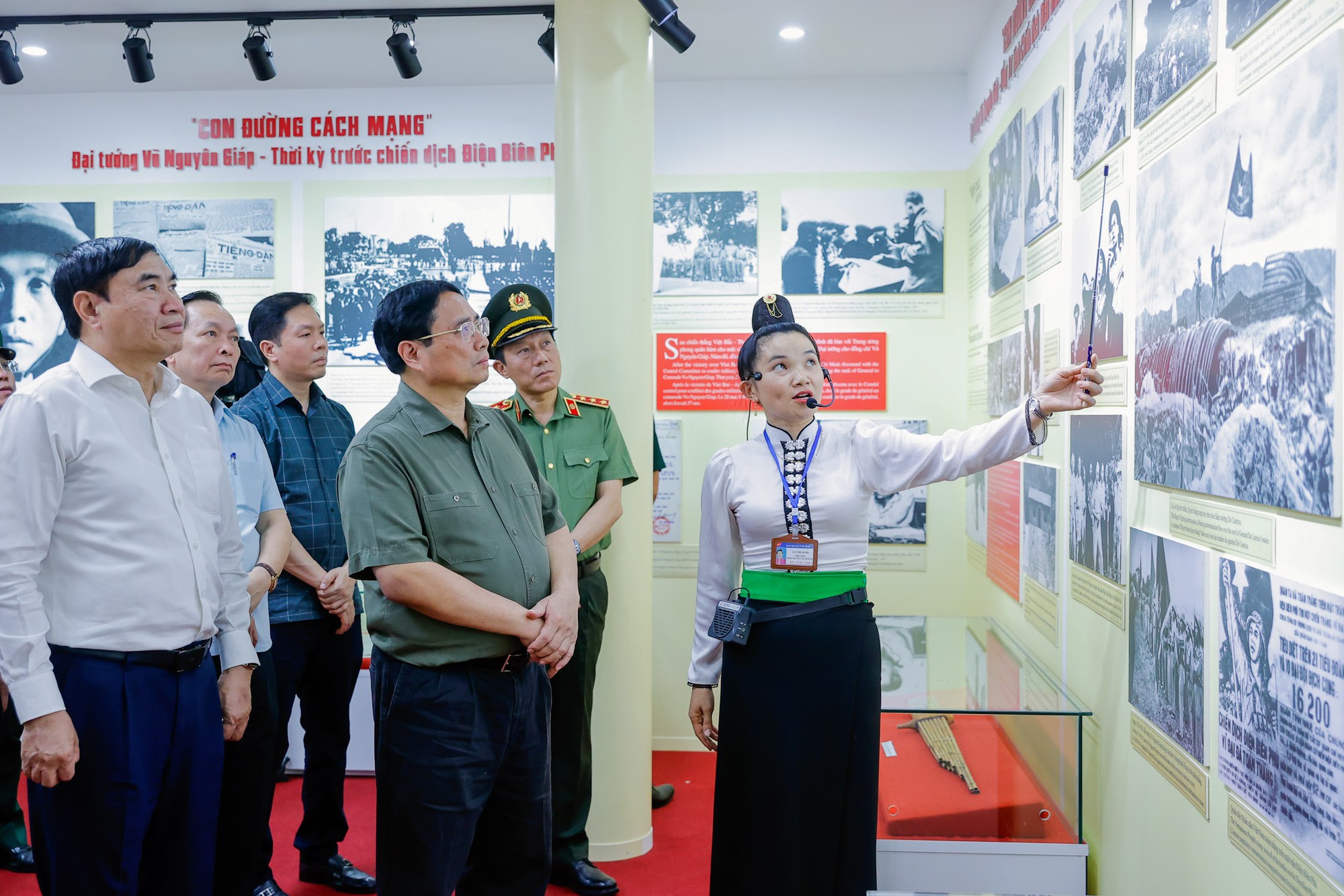 Thủ tướng Phạm Minh Chính dâng hương Đại tướng Võ Nguyên Giáp và tri ân những người làm nên Chiến thắng Điện Biên Phủ- Ảnh 4. Thủ tướng Phạm Minh Chính dâng hương Đại tướng Võ Nguyên Giáp và tri ân những người làm nên Chiến thắng Điện Biên Phủ- Ảnh 4.