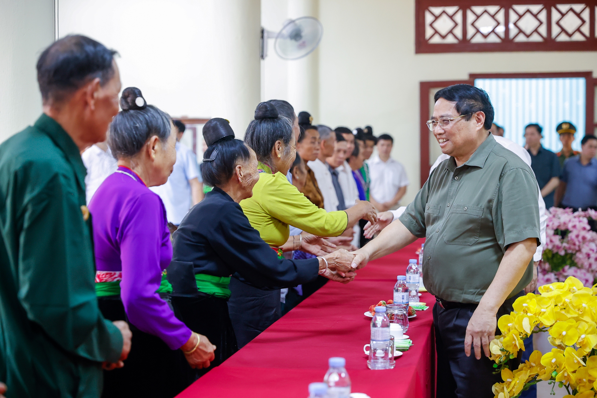 Thủ tướng Phạm Minh Chính dâng hương Đại tướng Võ Nguyên Giáp và tri ân những người làm nên Chiến thắng Điện Biên Phủ- Ảnh 6. Thủ tướng Phạm Minh Chính dâng hương Đại tướng Võ Nguyên Giáp và tri ân những người làm nên Chiến thắng Điện Biên Phủ- Ảnh 6.