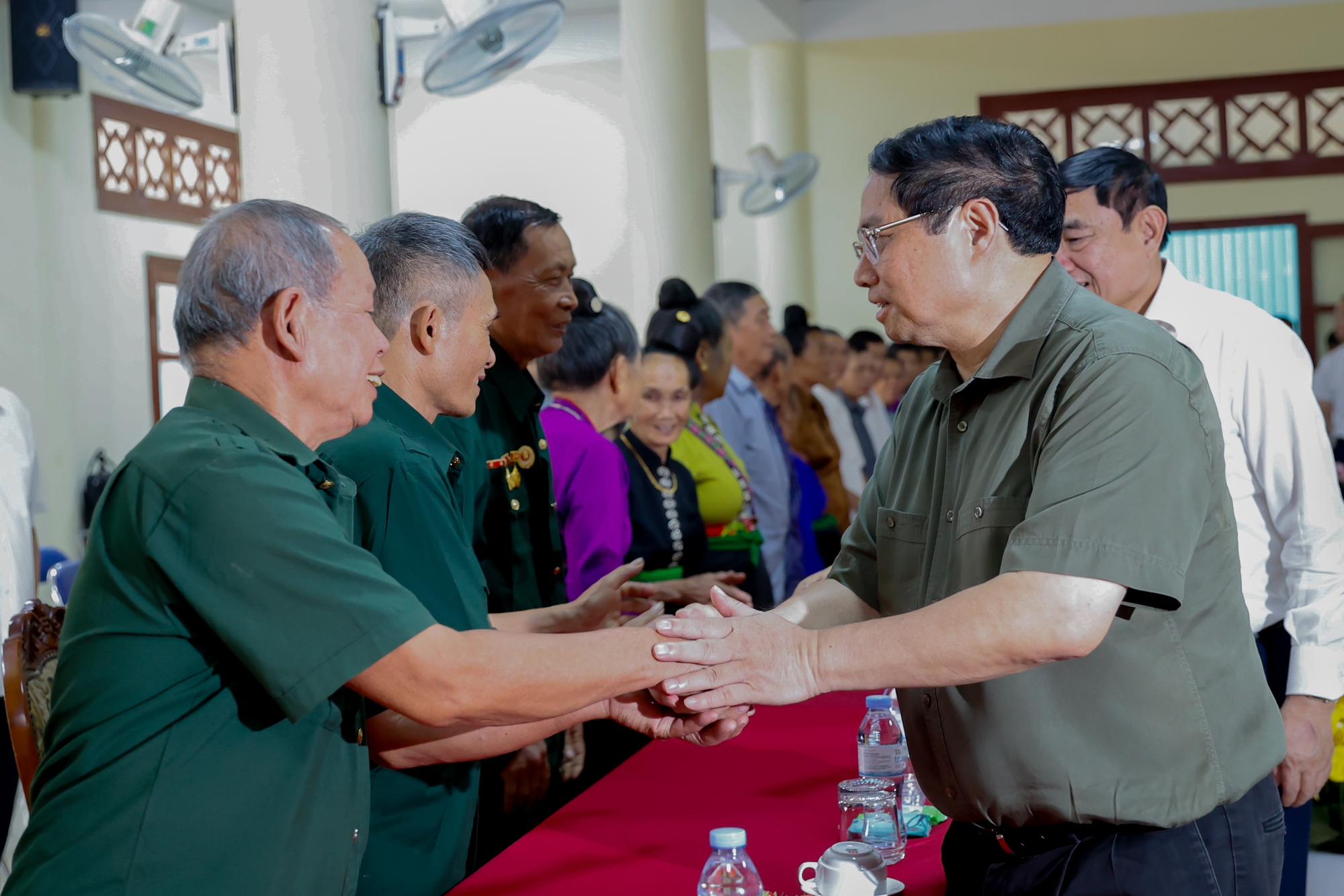 Thủ tướng Phạm Minh Chính dâng hương Đại tướng Võ Nguyên Giáp và tri ân những người làm nên Chiến thắng Điện Biên Phủ- Ảnh 7. Thủ tướng Phạm Minh Chính dâng hương Đại tướng Võ Nguyên Giáp và tri ân những người làm nên Chiến thắng Điện Biên Phủ- Ảnh 7.
