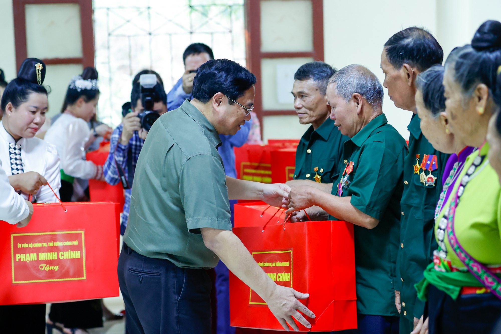 Thủ tướng Phạm Minh Chính dâng hương Đại tướng Võ Nguyên Giáp và tri ân những người làm nên Chiến thắng Điện Biên Phủ- Ảnh 8. Thủ tướng Phạm Minh Chính dâng hương Đại tướng Võ Nguyên Giáp và tri ân những người làm nên Chiến thắng Điện Biên Phủ- Ảnh 8.