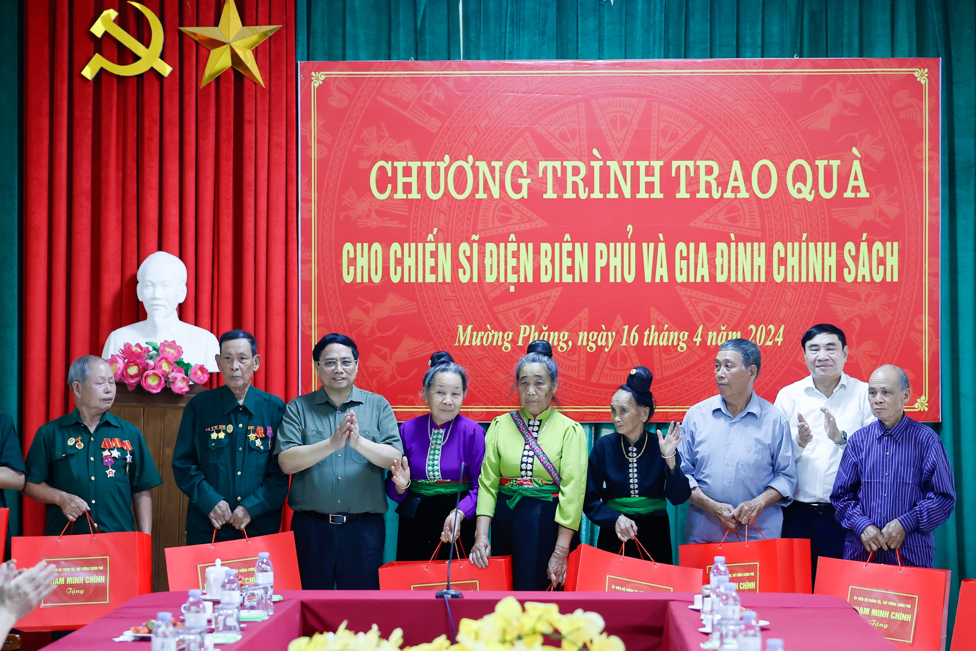 Thủ tướng Phạm Minh Chính dâng hương Đại tướng Võ Nguyên Giáp và tri ân những người làm nên Chiến thắng Điện Biên Phủ- Ảnh 9. Thủ tướng Phạm Minh Chính dâng hương Đại tướng Võ Nguyên Giáp và tri ân những người làm nên Chiến thắng Điện Biên Phủ- Ảnh 9.
