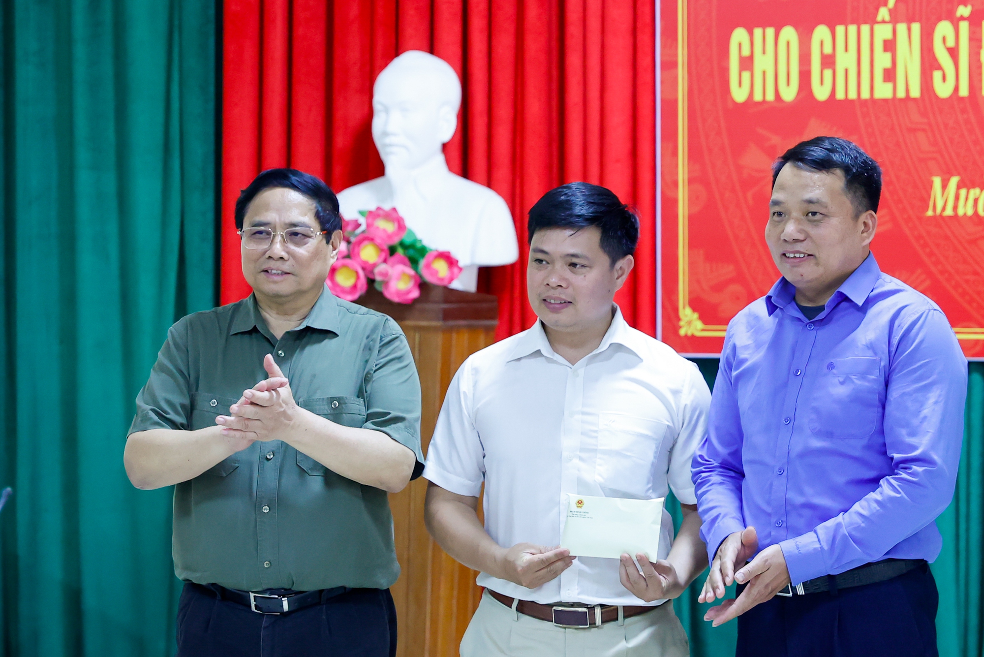 Thủ tướng Phạm Minh Chính dâng hương Đại tướng Võ Nguyên Giáp và tri ân những người làm nên Chiến thắng Điện Biên Phủ- Ảnh 10. Thủ tướng Phạm Minh Chính dâng hương Đại tướng Võ Nguyên Giáp và tri ân những người làm nên Chiến thắng Điện Biên Phủ- Ảnh 10.