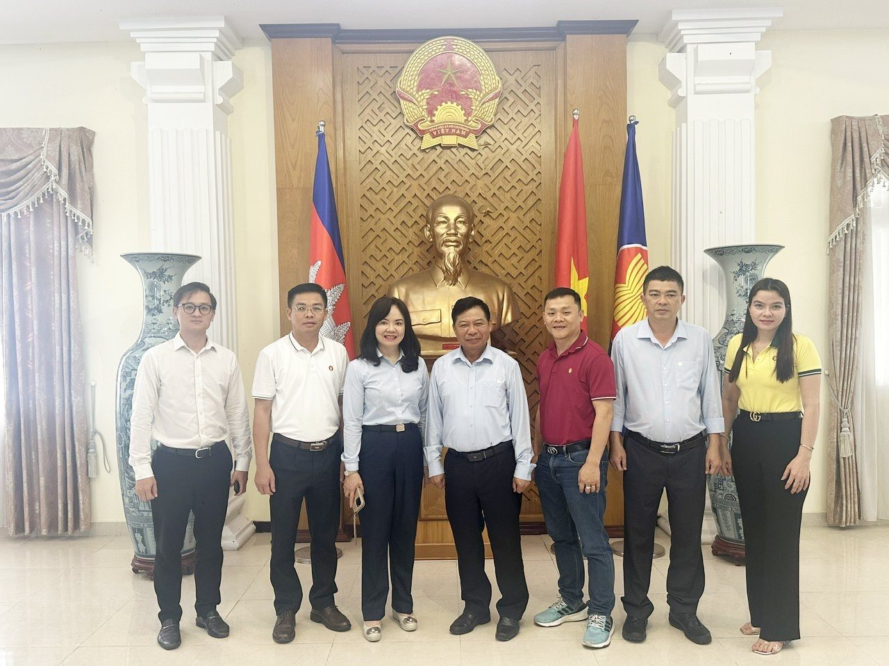 ong-nguyen-huy-tang-dai-su-dac-menh-toan-quyen-viet-nam-tai-vuong-quoc-campuchia-khang-dinh-se-ket-noi-va-ho-tro-toi-da-cho-cong-ty-mo-rong-hop-tac-kinh-doanh20240415174934.jpg